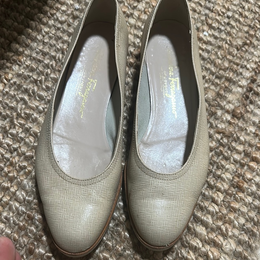 Salvatore Ferragamo Women's Neutral Leather Round-Toe Flats - Beige